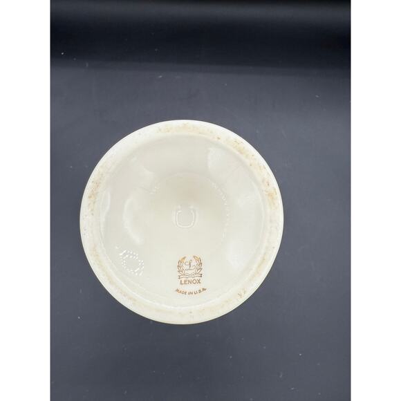 Lenox Classic Ivory Florentine Porcelain Bud Vase with Acanthus Leaf Embossed - Picture 5 of 6